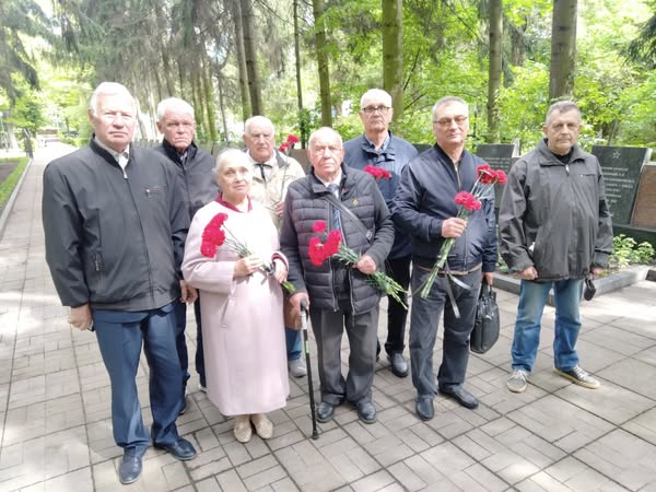 ВШАНОВУЄМО ПАМ'ЯТЬ ГЕРОЇВ (1941-1945 Р.Р.)